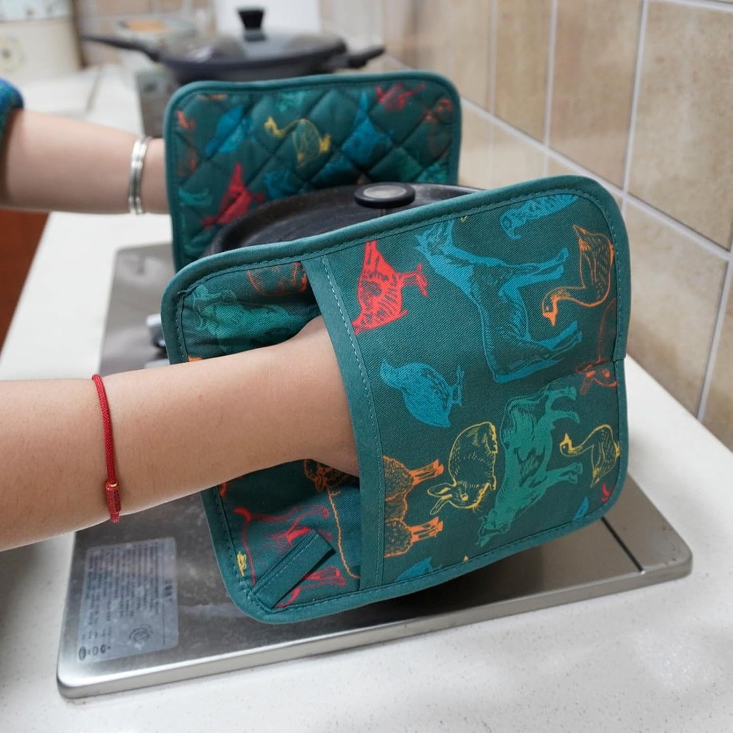 Pot Holders Set of 2 Heat Resistant 480℉ Kitchen 100% Cotton Comfortable Lining Printing Farm Cattle Flower Women Men Home Cooking Baking Microwave BBQ Gift (Farm Cattle potholds)