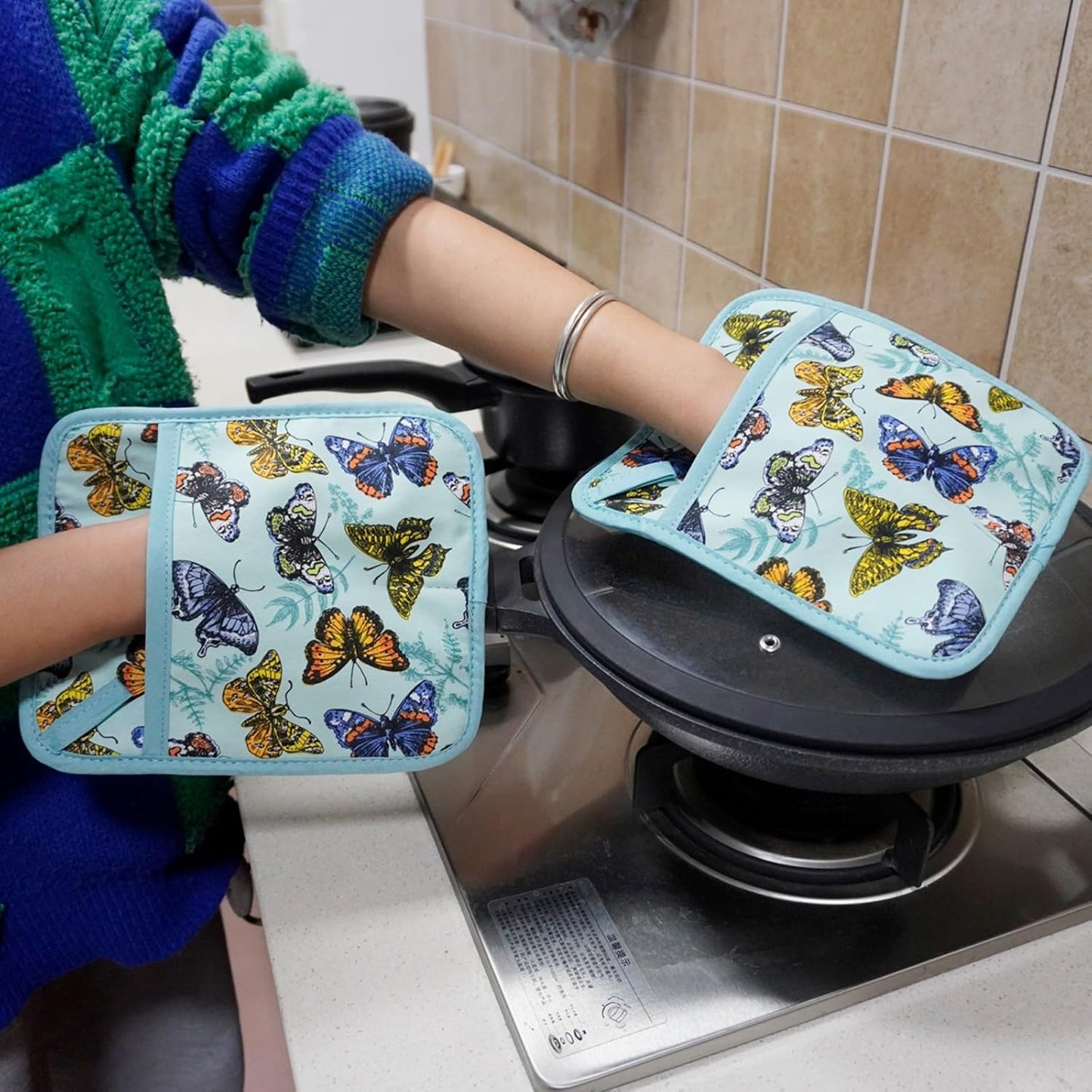 Pot Holders Set of 2 Heat Resistant 480℉ Kitchen 100% Cotton Comfortable Lining Printing Butterfly Flower Women Men Home Cooking Baking Microwave BBQ Gift (Butterfly potholders)